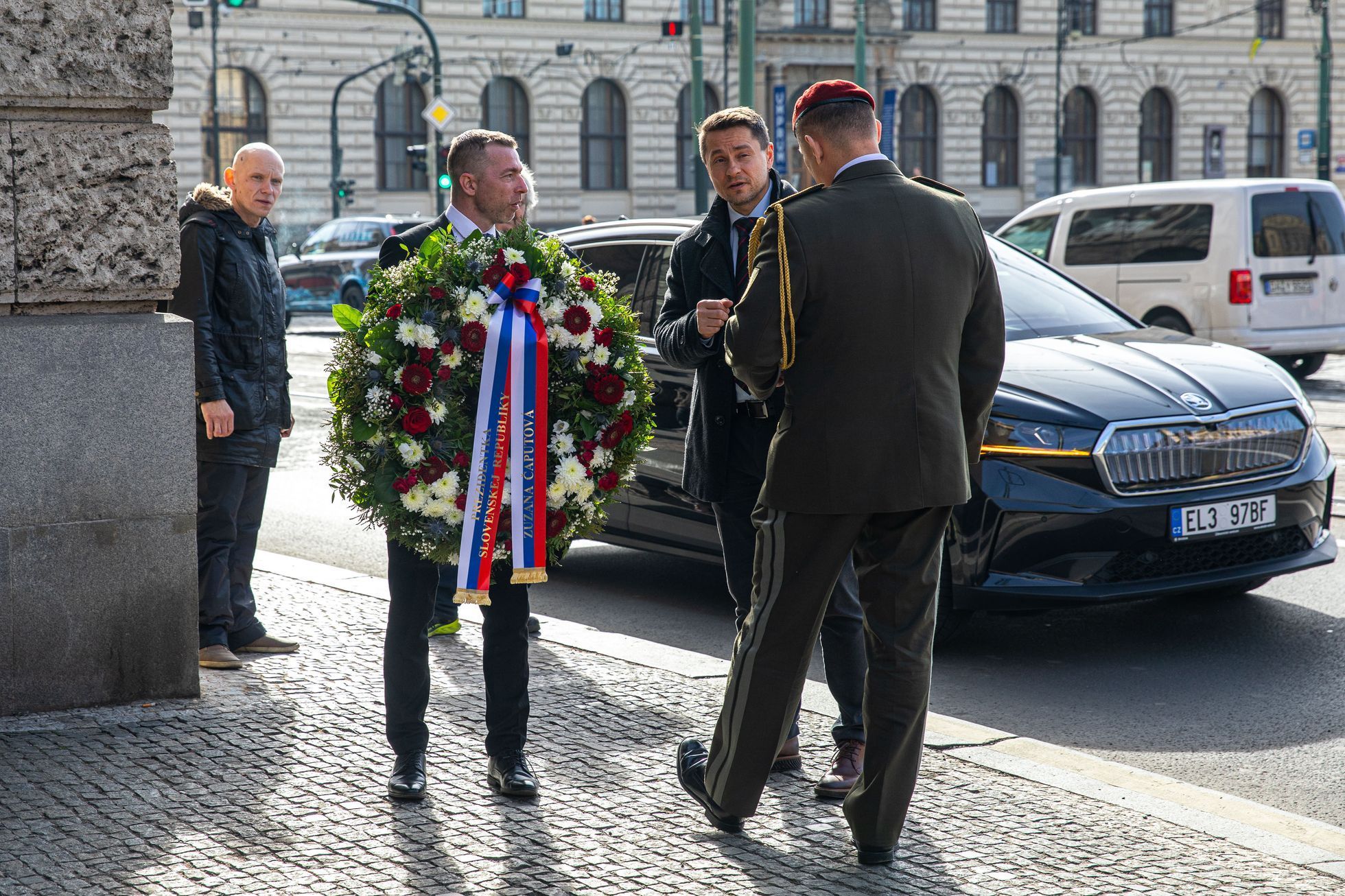 Slovenská prezidentka Zuzana Čaputová před Filozofickou fakultou v Praze