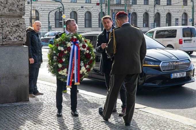 Zuzana Čaputová před Filozofickou fakultou v Praze