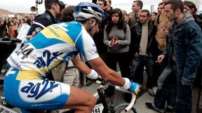 Cyklista týmu AG2R Renaud Dion byl během etapy závodu Paříž-Nice zastaven studenty demonstrujícími proti vládnímu plánu redukce nezaměstnanosti.