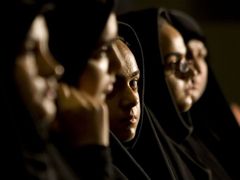 Dívky v Teheránu sledují prezentaci nové počítačové hry