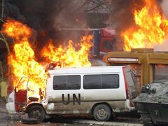 V březnu došlo v Kosovské Mitrovici k dosud největším nepokojům od únorového vyhlášení nezávislosti Kosova. Srbové útočili na jednotky NATO a OSN.
