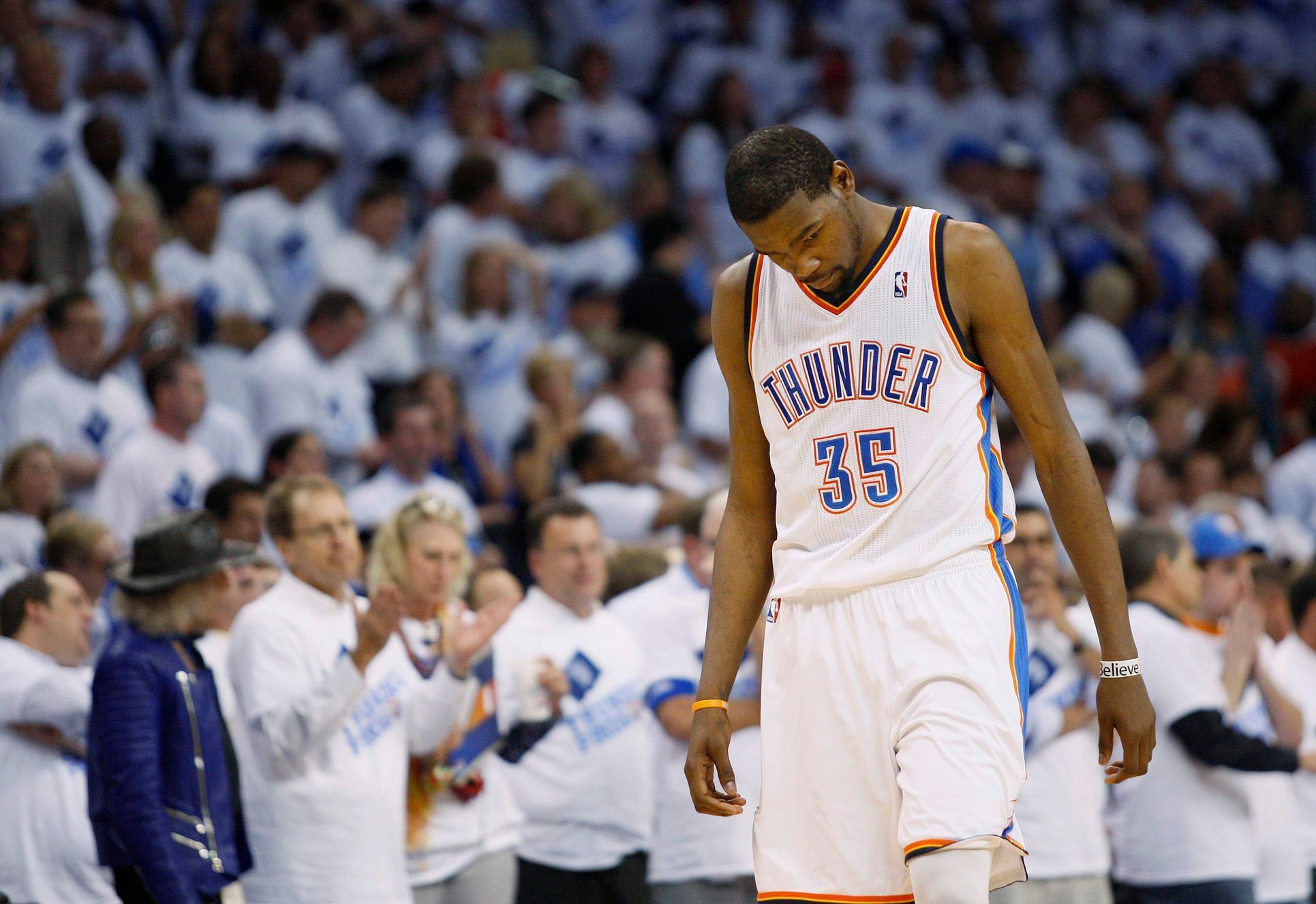Kevin Durant smutní po vyřazení Oklahomy z play off NBA