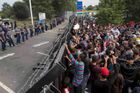 Tisíce uprchlíků se na maďarské hranici vrhají do náruče pašeráků, ti je okrádají, tvrdí dobrovolník