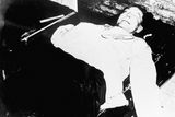 Mrtvola Hermanna Göringa v norimberské cele. Popravených 16. října 1946 tak bylo jen jedenáct mužů, přestože odsouzených bylo dvanáct.