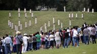 Diváci přihlížejí slavnostnímu ceremoniálu.