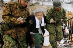 Naděje umírá poslední, ukazují japonští záchranáři