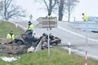 Čtyři lidé zemřeli při nehodě na Znojemsku, auto shořelo