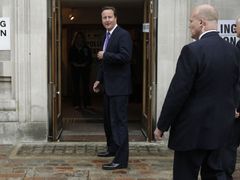Konzervativci premiéra Davida Camerona přišli ve volbách jen o minimum křesel.
