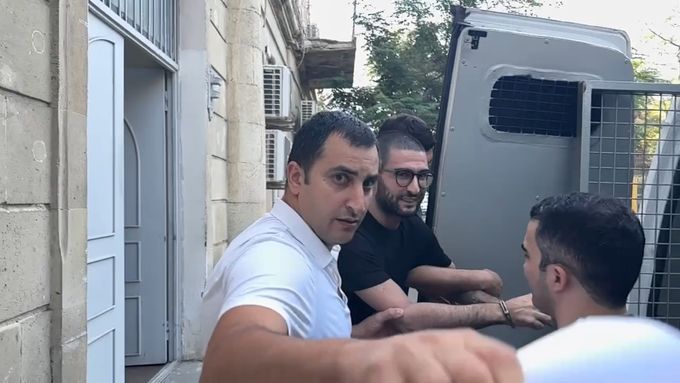 Bahruze Samadova odvádí od soudu v Ázerbájdžánu v roce 2024.