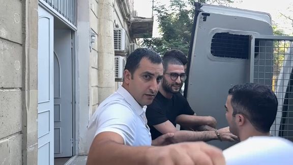 Bahruze Samadova odvádí od soudu v Ázerbájdžánu v roce 2024.