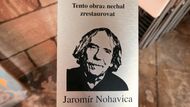 "S jejich pomocí opravujeme obrazy křížové cesty. Jarda Jágr, Lucie Bílá, Olga Lounová, Jaromír Nohavica, Filip Brožek, Leoš Mareš… všichni u nás mají u obrazu, který adoptovali, cedulku s poděkováním, že právě díky nim byl daný obraz restaurován."