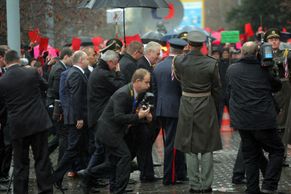 Foto z cesty Zemana: Azbuka vpřed a houfy policistů v civilu
