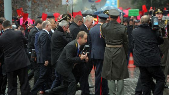 Foto z cesty Zemana: Azbuka vpřed a houfy policistů v civilu