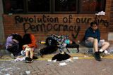 "Revoluce naší doby" nebo "Demokracie" - nejen s těmito hesly se pojí masové demonstrace v Hongkongu, které se v minulém týdnu přelily z ulic na univerzitní půdu.