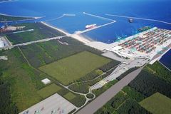 Druhý Turów. Polsko chce na Baltu postavit obří přístav, Němci se ale bouří