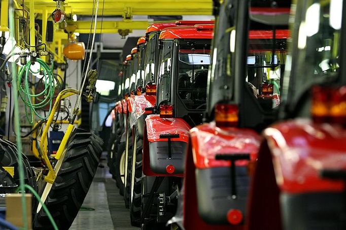 Montážní linka na níž se kompletují celé traktory. Oproti výrobě například osobních automobilů, zde velký kus práce provádějí lidé manuálně. Tedy pokud montážní linka z nějakého důvodu právě nestojí.