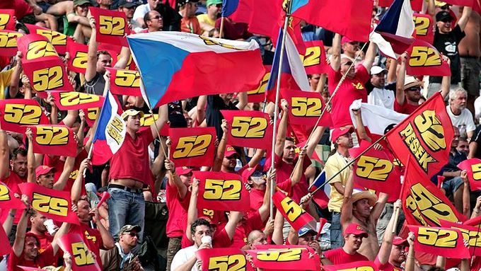 Na "stadion" Masarykova okruhu přišli fandit Lukáši Peškovi davy lidí v červených tričkách s číslem 52 nebo alespoň s transparentem v ruce.