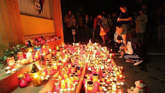 Lidé zapalují svíčky na počest zahynulých hokejistů již od středy večer.