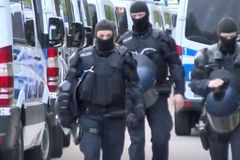 Německá policie obklíčila ubytovnu pro migranty. Zatkla násilníka z Toga, který se bránil deportaci