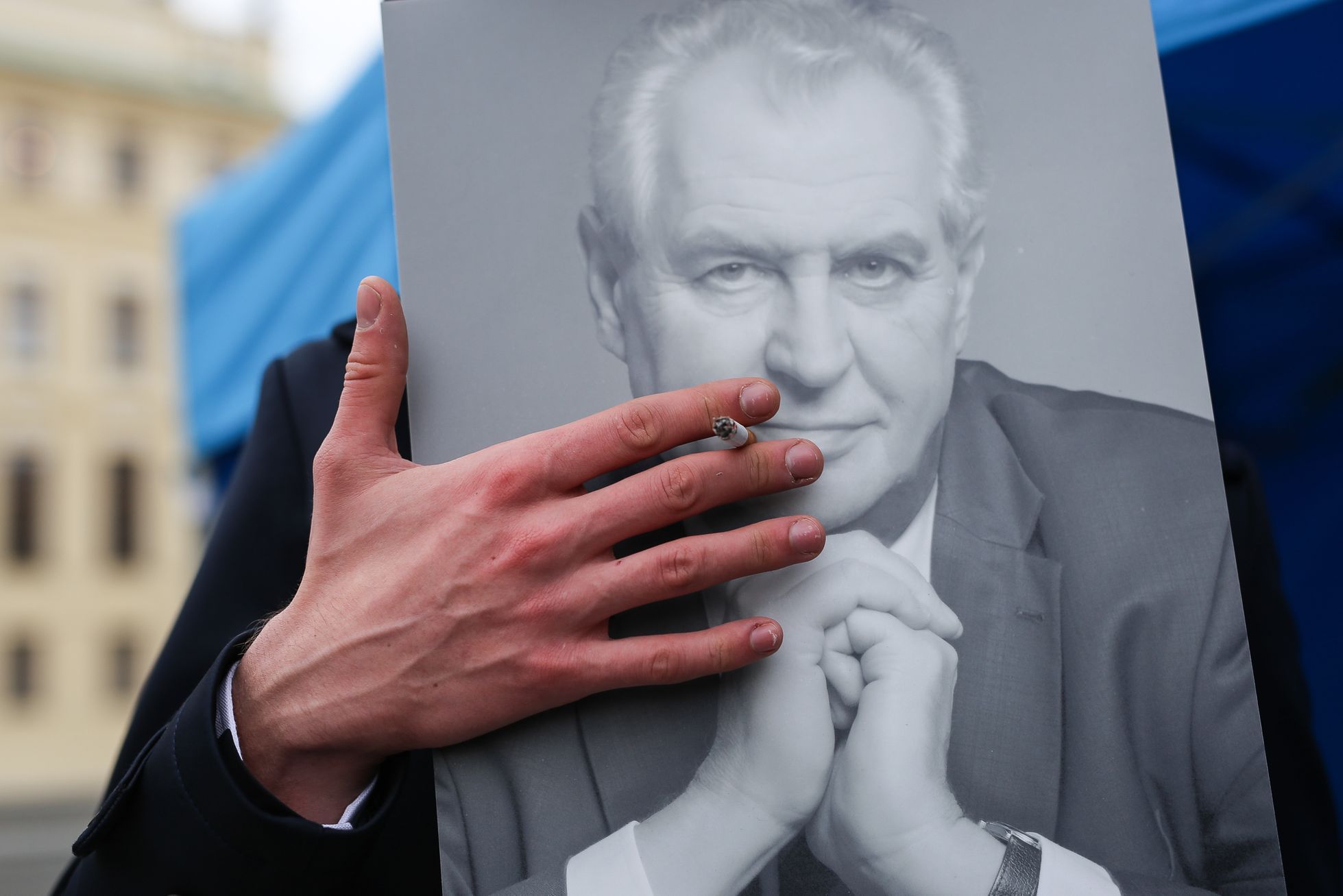 Miloš Zeman oznámil kandidaturu na prezidenta - jeho TK, aktivisté před Hradem