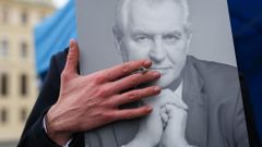 Miloš Zeman oznámil kandidaturu na prezidenta - jeho TK, aktivisté před Hradem