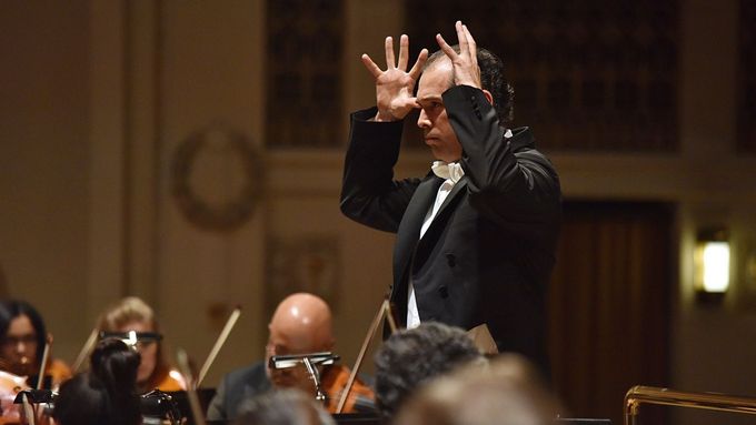 Dirigent Tugan Sochijev je mužem zvláštního charismatu.