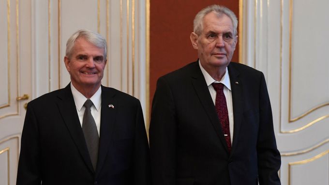 Prezident Miloš Zeman dnes převzal pověřovací listiny nového amerického velvyslance Stephena Kinga