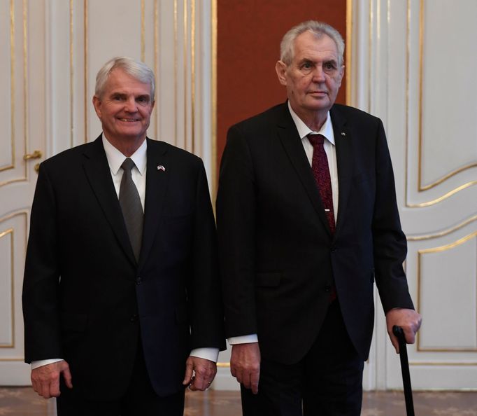 Prezident Miloš Zeman dnes převzal pověřovací listiny nového amerického velvyslance Stephena Kinga