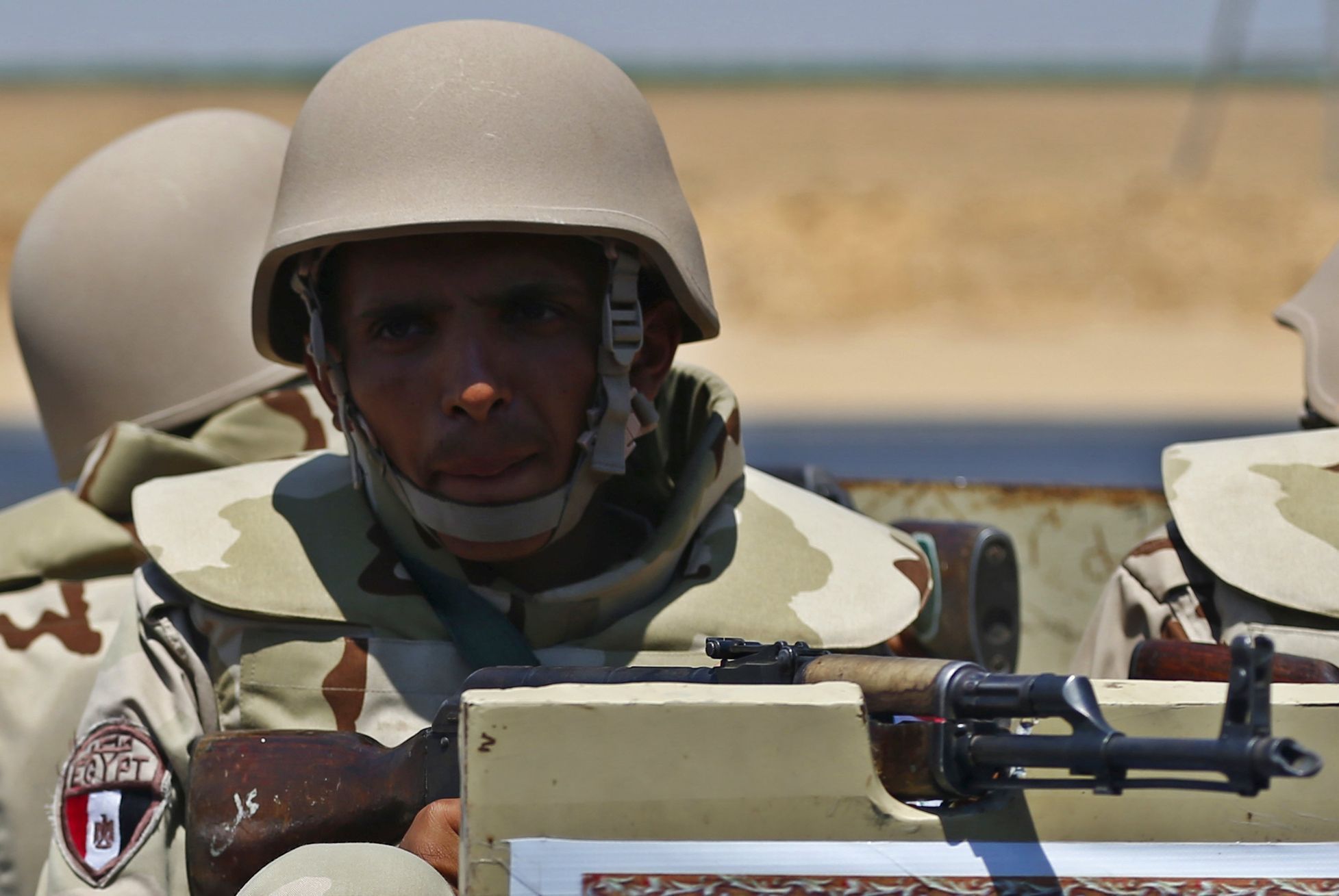 Egyptská armáda bojuje s ozbrojenic, hlásícími se k Islámskému státu, hlavně na Sinaji.
