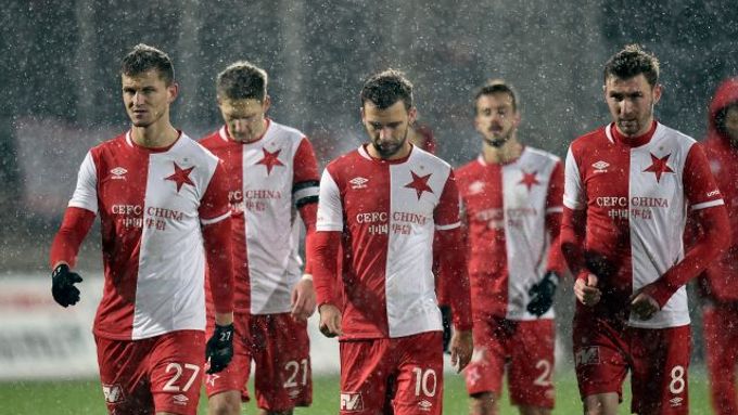 Zklamaní fotbalisté Slavie po zápase v Jablonci.