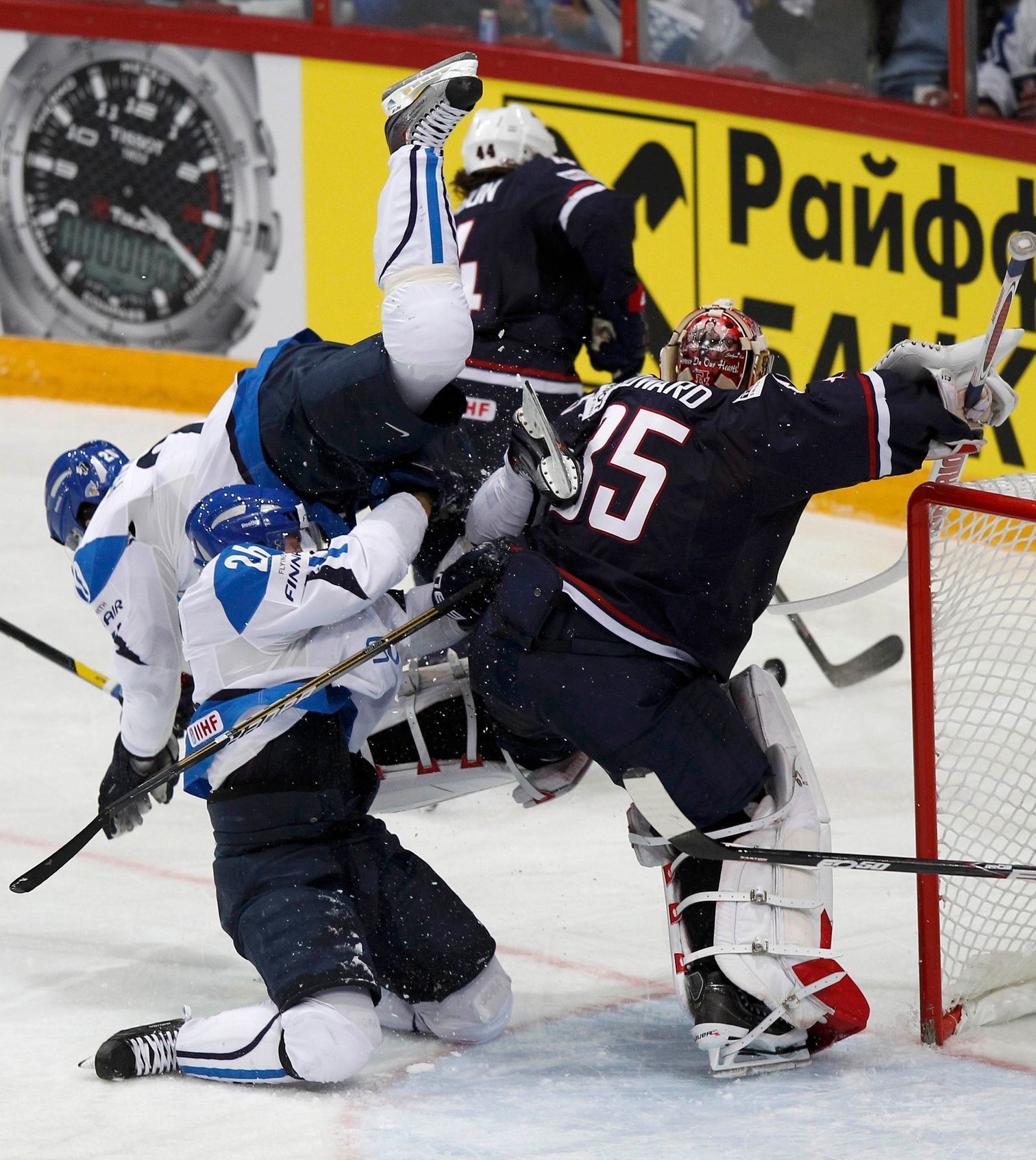 Souboj před brankou Howarda v zápase USA - Finsko