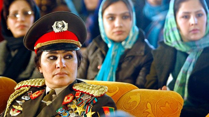 Vysoká armádní důstojnice z Afghánistánu to má s módou na nadcházející podzim/zimu vyřešené, bude nosit... uniformu. Vláda pro ženy v Afghánistánu uspořádala 8. března sl