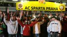 Naopak sparťanští ultras byli s výsledkem 1:4 hodně nespokojení. "Vraťte nám Spartu!" skandovali a žádali demisi předsedy představenstva Daniela Křetínského.