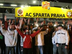 Naopak sparťanští ultras byli s výsledkem 1:4 hodně nespokojení. "Vraťte nám Spartu!" skandovali a žádali demisi předsedy představenstva Daniela Křetínského.
