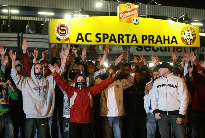 Naopak sparťanští ultras byli s výsledkem 1:4 hodně nespokojení. "Vraťte nám Spartu!" skandovali a žádali demisi předsedy představenstva Daniela Křetínského.