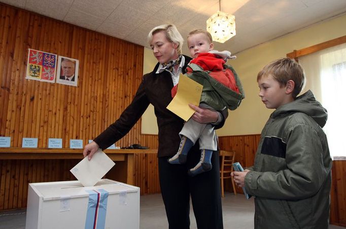 Paní Jana Kučerová vhazuje svoji volbu do urny v obci Tuchlovice.