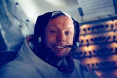 Obama o smrti Armstronga: Zemřel největší hrdina
