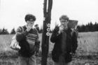 V roce 1987 pašoval Alexandr Vondra (vlevo) s Jáchymem Topolem samizdaty přes česko-polskou hranici. Již od 80. let byl aktivní v disentu, patřil k jeho radikálně antikomunistickému proudu. Věnoval se samizdatové vydavatelské činnosti (Revolver revue) a spolupráci s opozičními skupinami ve střední a východní Evropě.