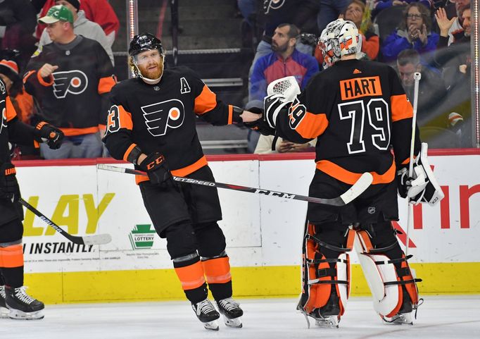 Jakub Voráček a brankář Carter Hart slaví triumf Philadelphie nad New Yorkem Rangers