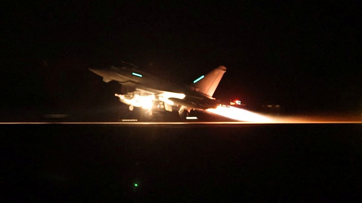 Britský letoun startuje k náletu na Jemen ze základny Akrotiri na Kypru.