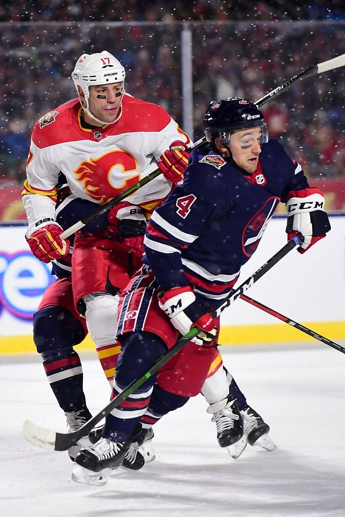 NHL 2019/2020, Heritage Classic, Calgary Flames - Winnipeg Jets: Milan Lucic, Neal Pionk