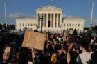 Verdikt o právu na potrat spustil v USA dohru v ulicích, na klinikách i u soudů