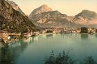 Možná se to může zdát na první pohled neuvěřitelné, ale je to tak. Severní část oblíbeného Gardského jezera (Lago di Garda) ležela v roce 1900 na území stejného státního útvaru jako třeba Praha či Brno. Tedy v Rakousko-Uhersku. Unikátní kolorované fotografie z té doby ukazují, jak tehdy vypadala oblíbená turistická místa na břehu jezera. Zde je celkový pohled na město Riva del Garda.