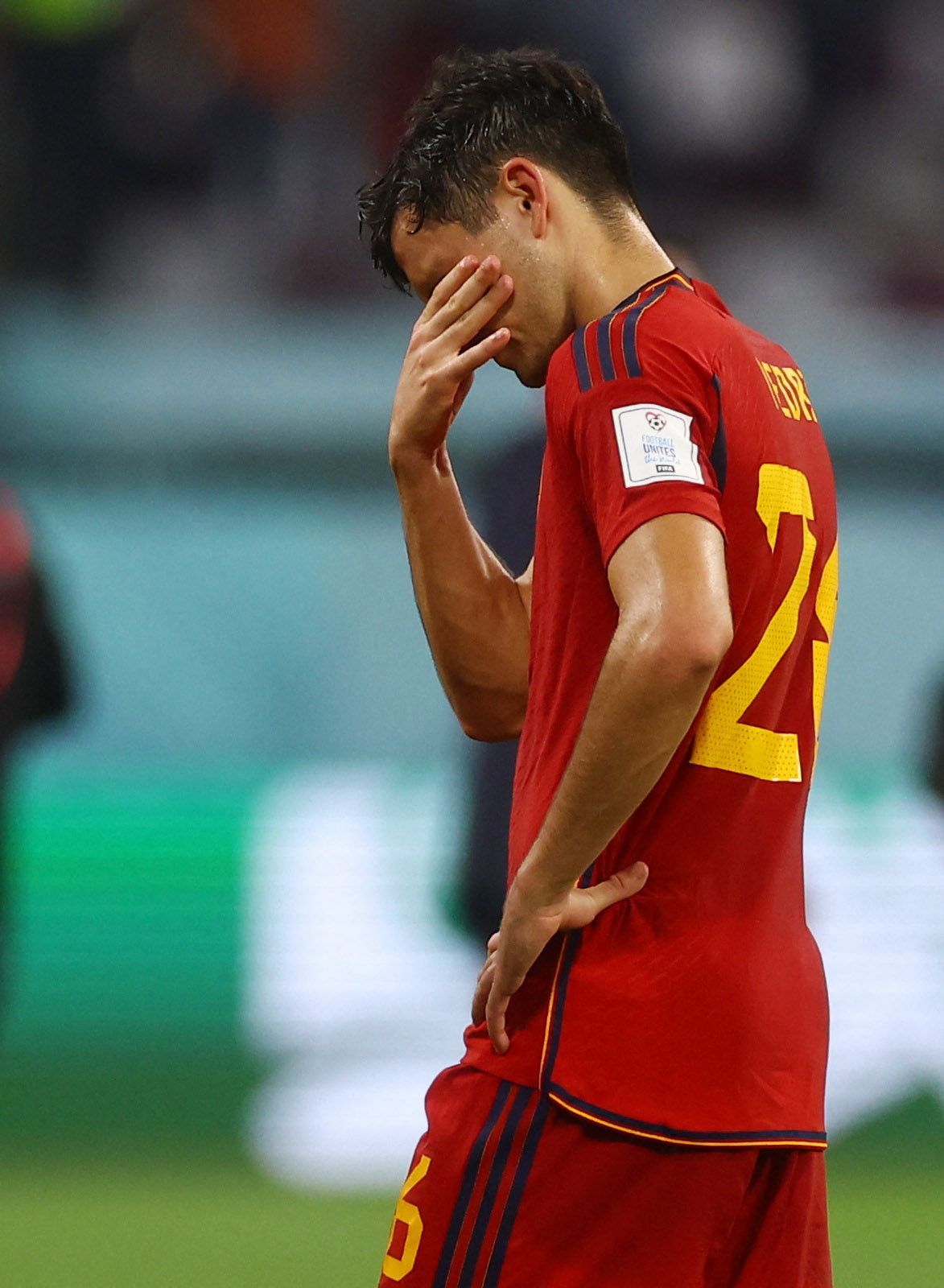 Zklamaný Pedri po porážce v zápase MS 2022 Japonsko - Španělsko