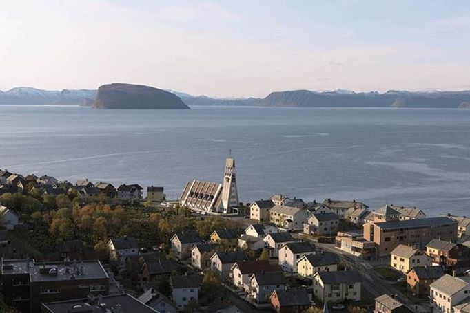 Opět kostel v Hammerfest.   Snímek byl pořízený až několik let po tom předchozím v souvislosti s focením jiné budovy v Hammerfest. Když jsem ale dělal přehledný záběr z vrchu nad městem, a viděl jsem kostel s tím překrásným pozadím, tak jsem ho musel vyfotit také. (c) Jiří Havran