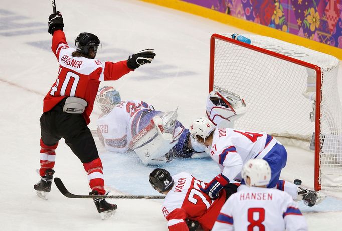 Michael Grabner z Rakouska skóruje proti Norsku