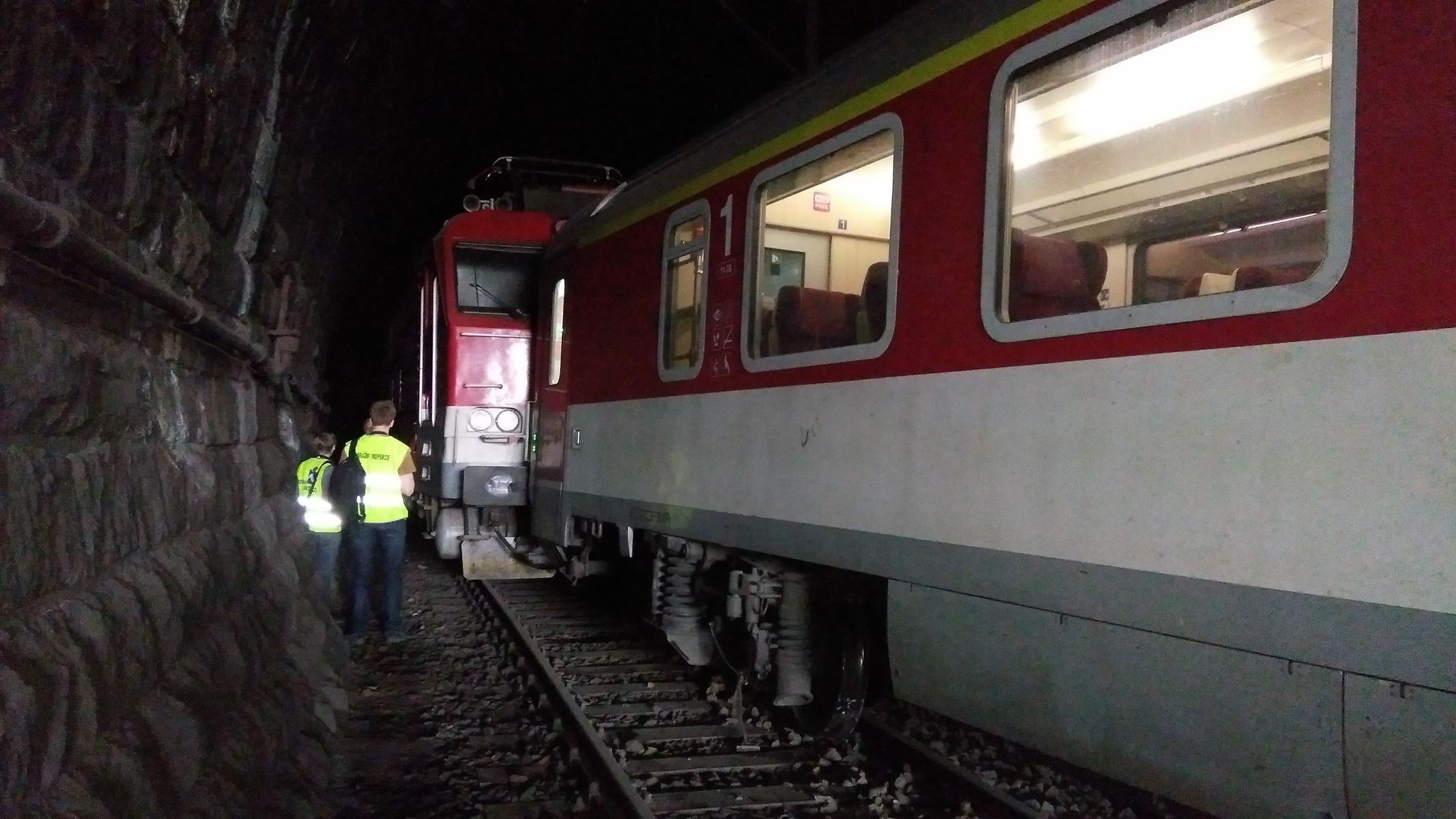 Vykolejený soupravový vlak v Praze