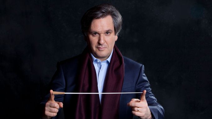 Tvář dirigenta Antonia Pappana může být leckomu povědomá, byl svérázným zastáncem klasické hudby v pořadech britské BBC i italské televize.