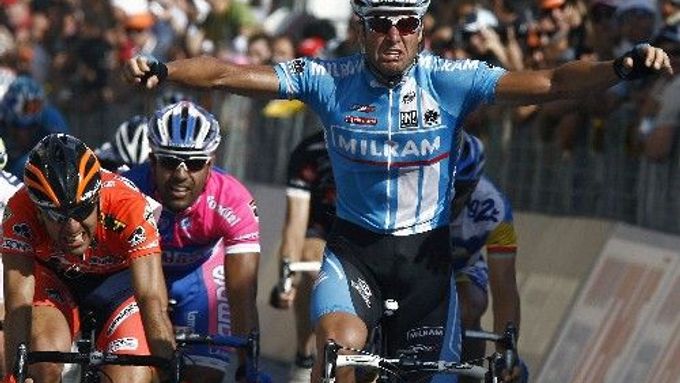 Italský cyklista Alessandro Petacchi ve vítězném finiši třetí etapy Gira d'Italia.