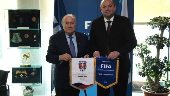 Sepp Blatter, šéf FIFA, a Miroslav Pelta, předseda FAČR